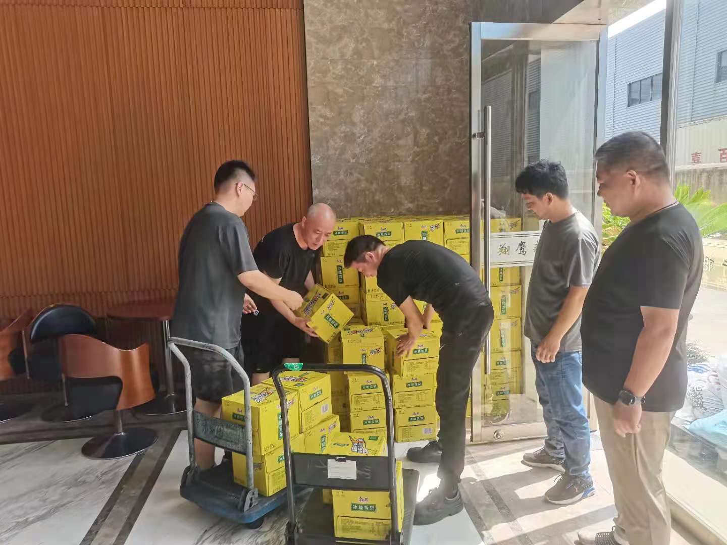公司領導、工會慰問高溫一線員工
